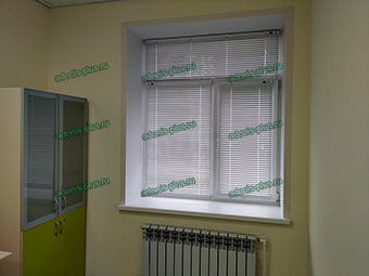 Алюминиевые горизонтальные жалюзи HOLIS в медицинский кабинет Ульяновск