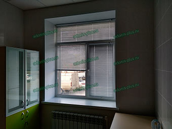 Алюминиевые горизонтальные жалюзи HOLIS в медицинский кабинет Ульяновск