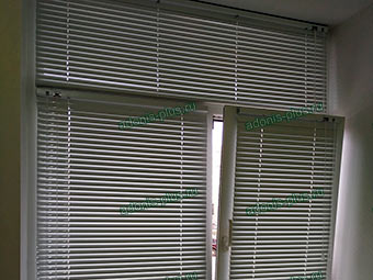 Алюминиевые горизонтальные жалюзи HOLIS в медицинский кабинет Ульяновск