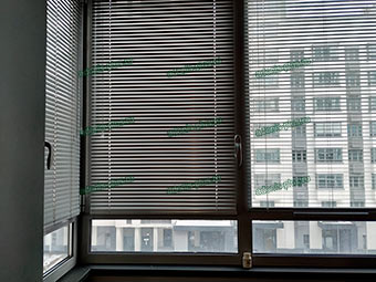 Горизонтальные жалюзи HOLIS на лоджию на пластиковые окна ПВХ Ульяновск