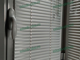 Горизонтальные жалюзи HOLIS на лоджию на пластиковые окна ПВХ Ульяновск