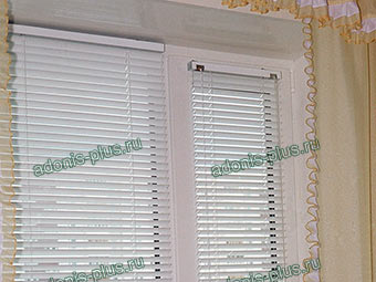 Жалюзи HOLIS на пластиковом окне Ульяновск