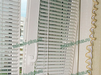 Жалюзи HOLIS на пластиковом окне Ульяновск