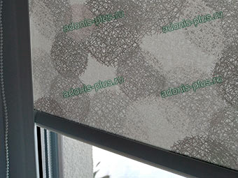 Кассетные рулонные шторы UNI 1 на окно ПВХ в спальню из ткани СКАНДИ Ульяновск