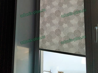 Кассетные рулонные шторы UNI 1 на окно ПВХ в спальню из ткани СКАНДИ Ульяновск